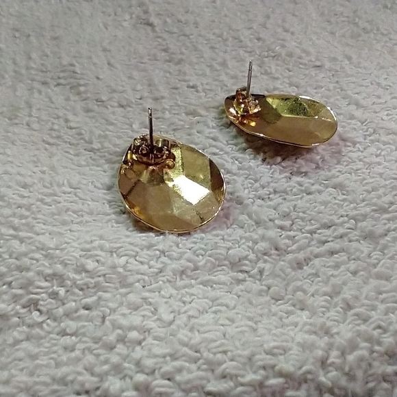 Goldtone teardrop faceted post earrings - Picture 3 of 4